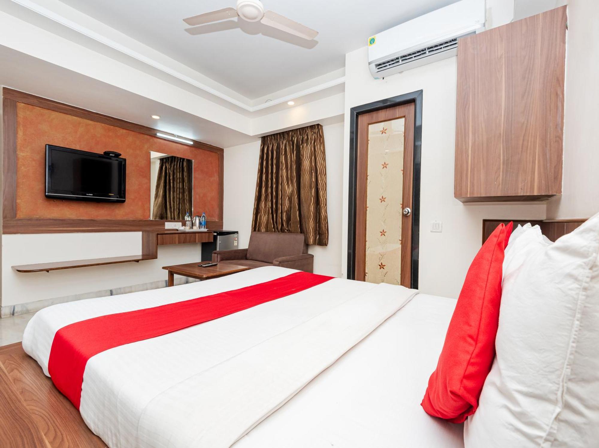 Hotel Balwas سورات المظهر الخارجي الصورة