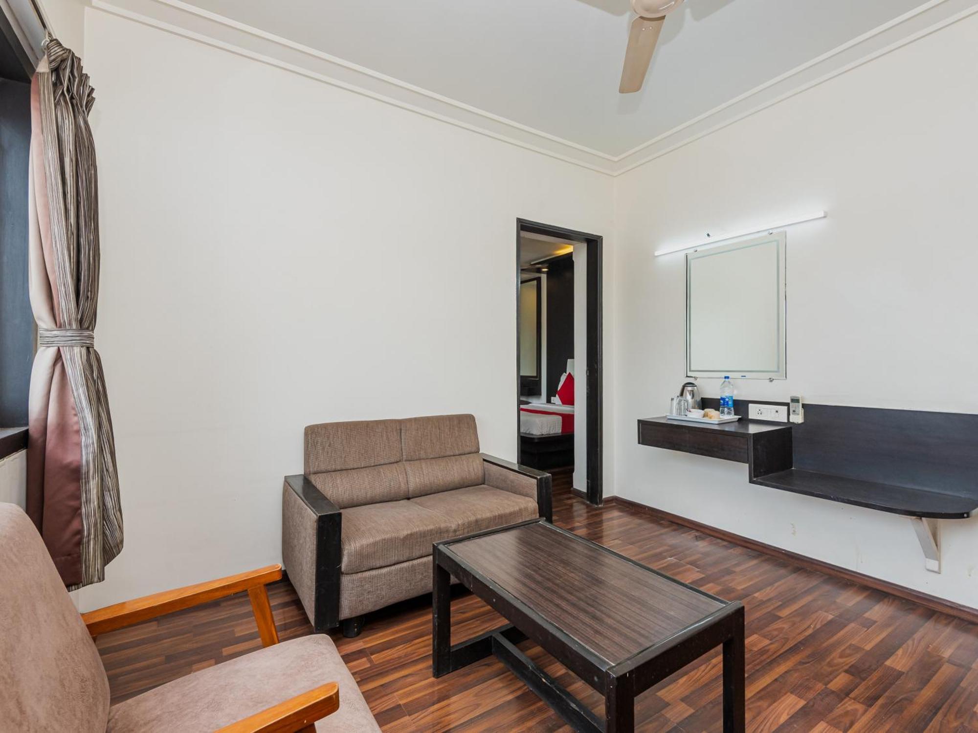 Hotel Balwas سورات المظهر الخارجي الصورة